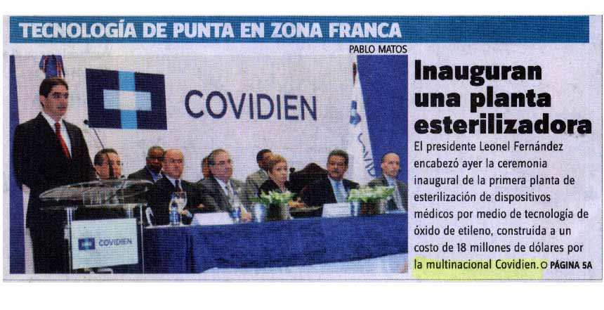 A photograph of a press conference in Zona Franca Spain. The photograph is taken from the front page of a newspaper with the headline "Inauguran una planta esterilizadora" (which translates as "They inaugurate a sterilization plant" in English).<br /><br />In the center of the image there is a photo of a man standing at a podium and speaking into a microphone. He is wearing a suit and tie and appears to be giving a speech. Behind him there are several other people sitting at a long table with a blue tablecloth and a banner that reads "Covidien" in white letters. The people at the table are wearing suits and appear to be listening attentively to the man at the podium.<br /><br />On the right side of the photograph the headline reads "El presidente Leonor Fernandez encabezo ayer la ceremonia en una primera planta de estelizaciÃ3n de dispositivos medios por medios de tecnología de estilo construida a un costo de 18 millones de dÃ3lares por la multinacional Covidien. Página 5A" (which translates as "Yesterday President Leonor Fernandez led the ceremony on the first floor of sterilization of medium devices by means of modern technology built at a cost of 18 million dollars by the multinational Covidien. Page 5A" in English).