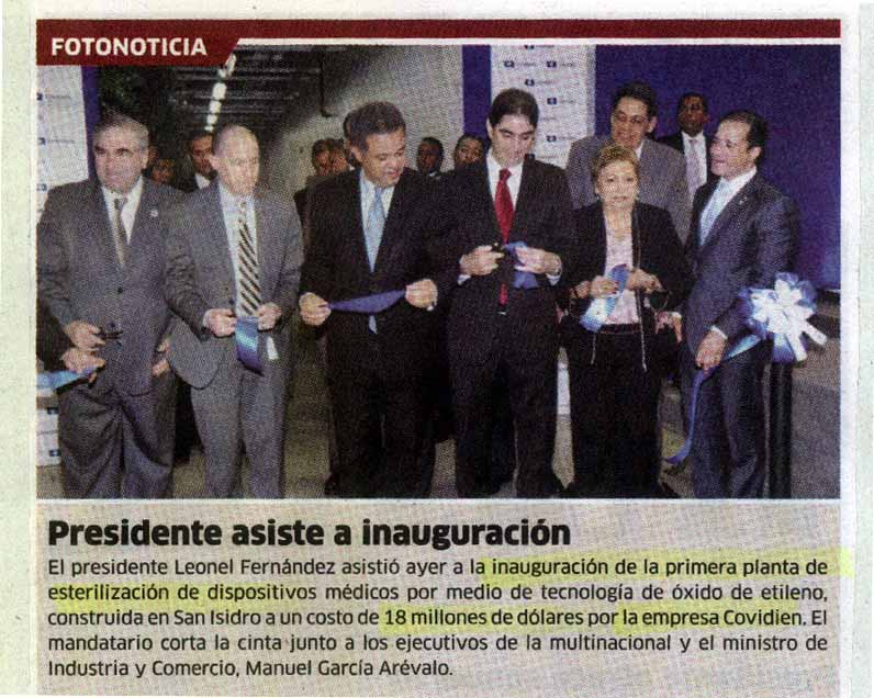 A group of people gathered around a ribbon cutting ceremony. There are six people in the image six men and one woman all dressed in formal attire. The man in the center is holding a blue ribbon and appears to be cutting it with a pair of scissors. The other six people are standing around him also holding blue ribbons. The background shows a blue wall and a banner that reads "Presidente asiste a inauguraciÃ3n" which translates to "President of the inauguration of a new building" in English. The image appears to have been taken in a news article as there is a headline at the bottom of the page.